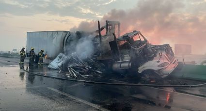 Arde tráiler en Autopista al Aeropuerto de Nuevo León y colapsa vialidad; chofer sobrevive de milagro | VIDEO