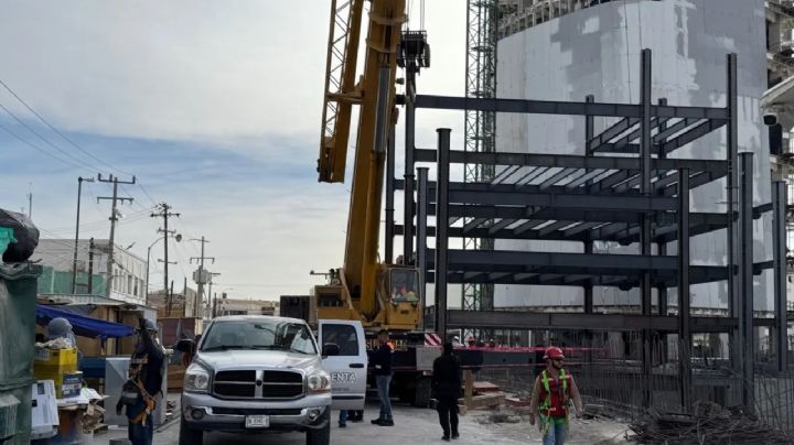 Trabajador cae de edificio tras incendiarse su arnés mientras realizaba mantenimiento | VIDEO