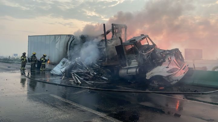 Arde tráiler en Autopista al Aeropuerto de Nuevo León y colapsa vialidad; chofer sobrevive de milagro | VIDEO