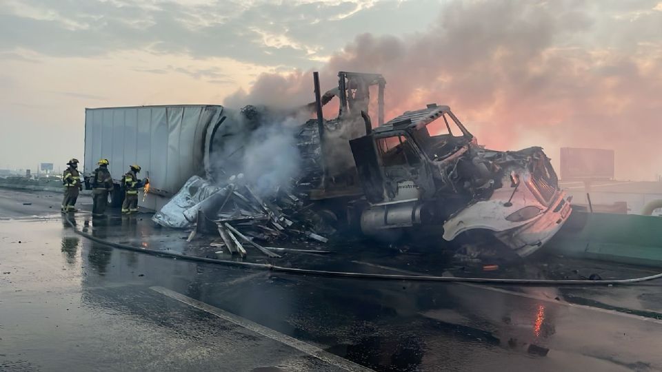 Arde tráiler en Autopista al Aeropuerto
