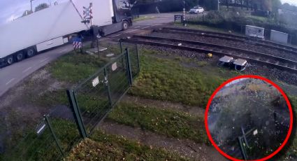 Brutal accidente entre tren y camión deja cinco personas heridas; video alerta a los conductores
