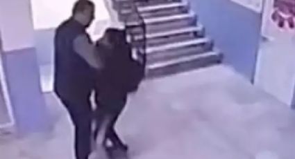 Director de escuela es captado empujando a alumno con autismo por las escaleras | IMÁGENES FUERTES