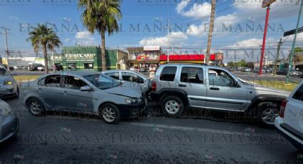 ¡Le ganó el sueño!, hombre se queda dormido al volante y choca contra 3 autos en Bulevar Pedro Pérez Ibarra