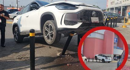 Camioneta termina arriba de tubos de contención en tienda S-Mart y se hace viral en Nuevo Laredo