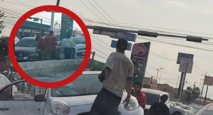 Mujer termina en el hospital tras aparatoso accidente en la avenida Reforma en Nuevo Laredo; auto quedó arriba de muro