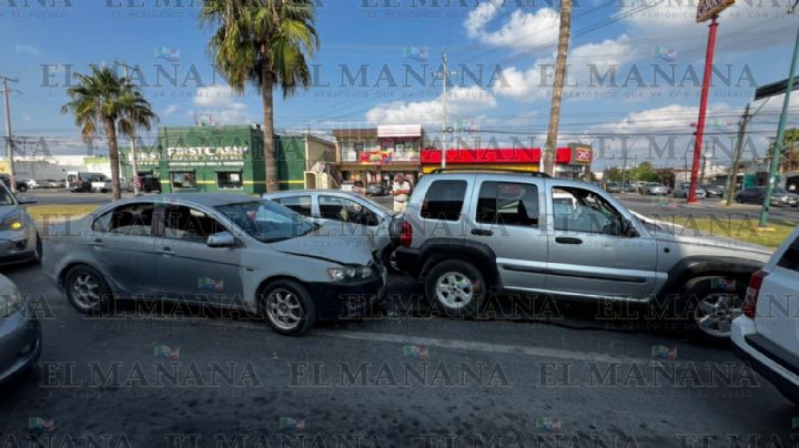 ¡Le ganó el sueño!, hombre se queda dormido al volante y choca contra 3 autos en Bulevar Pedro Pérez Ibarra