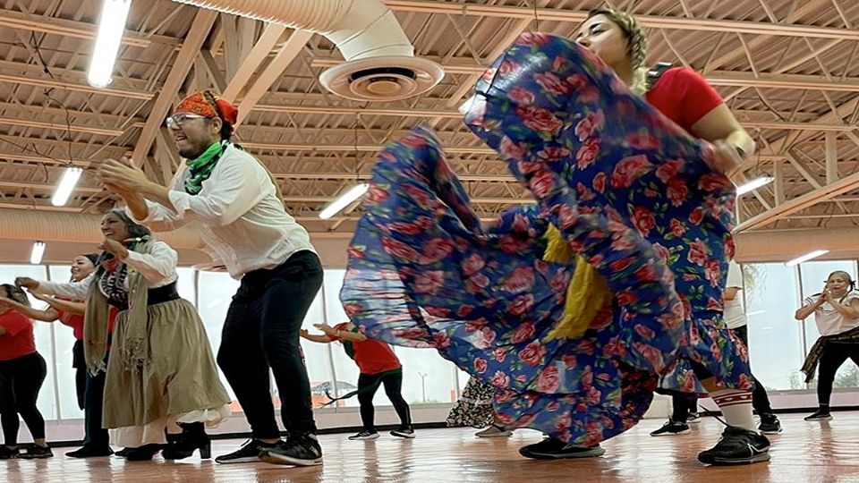 Con adelitas y revolucionarios festejaron el 20 de noviembre.