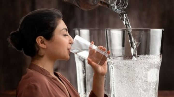 Agua mineral: esto pasa en tu cuerpo si la toma todos los días; ¿es mala para la salud?