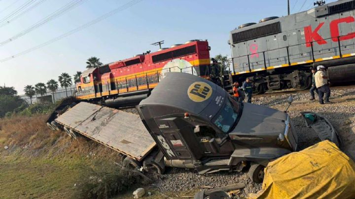 MOMENTO EXACTO del brutal impacto de tren contra tráiler en Nuevo León; conductor vive para contarlo
