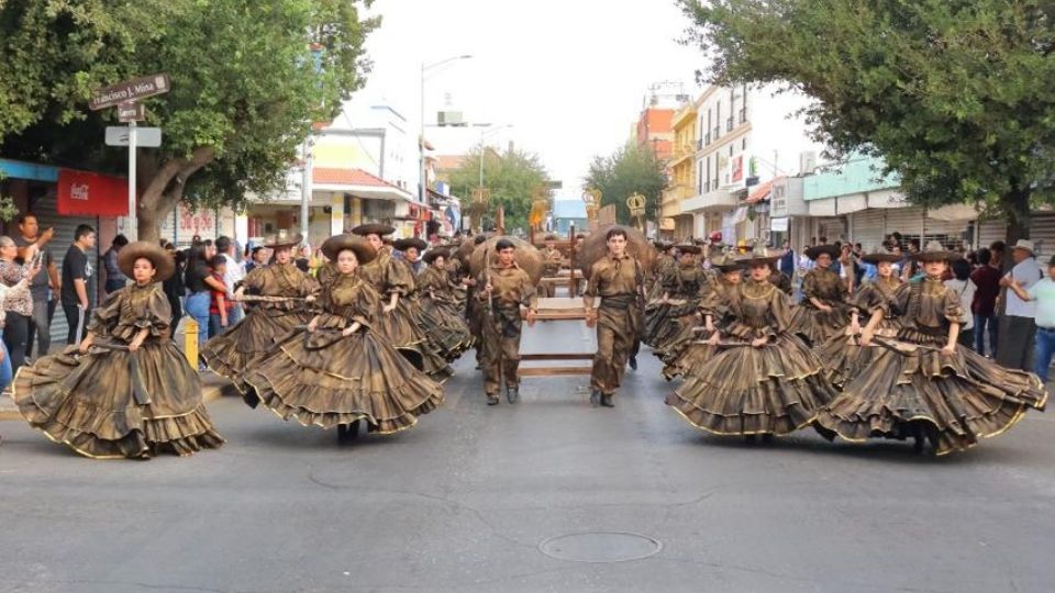 El Colegio Royal destacó ayer en el desfile de la Revolución Mexicana en Nuevo Laredo.