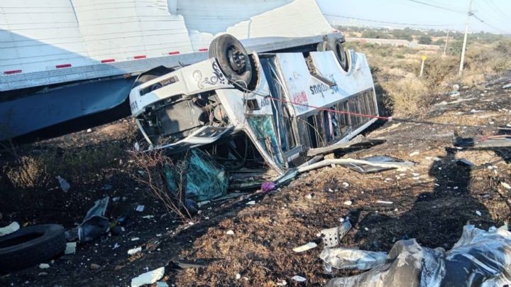 Impactante choque causa tragedia por cambio de carril de tráiler; hay al menos dos muertos