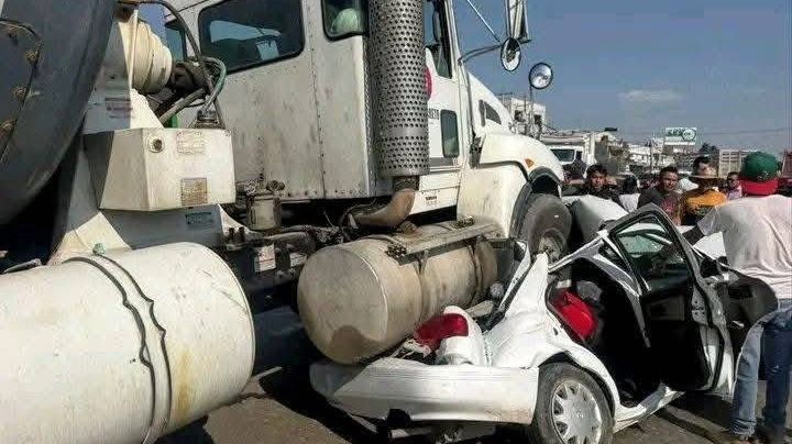 Madre e hija mueren tras ser aplastadas por revolvedora; chofer escapó | IMÁGENES FUERTES