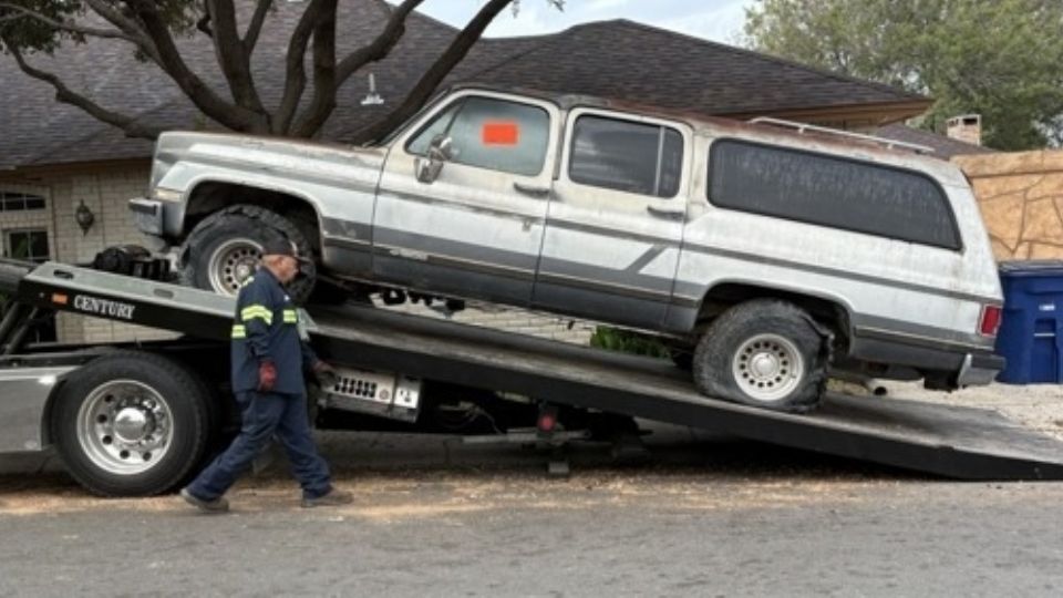 Su labor también incluye sancionar vehículos estacionados en lugares indebidos, como en espacios asignados a personas discapacitadas