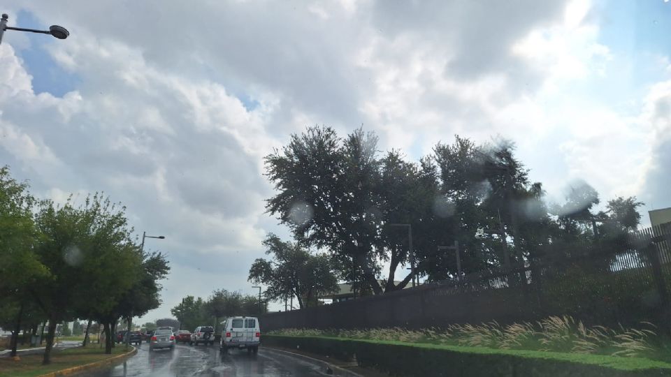 La lluvia comenzó antes del mediodía.