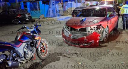 Repartidor se pasa el alto y es embestido por conductora en Loma Bonita; se salva de milagro