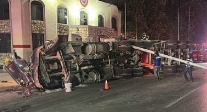 Camión de materiales vuelca y se estrella contra unidad de bomberos; conductor se habría dormido