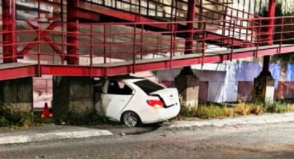 Muere tras impactar su vehículo contra puente peatonal en Apodaca; investigan exceso de velocidad