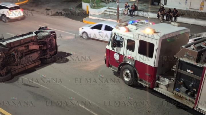 Mujer que se volcó en la Reforma es minusválida; se descontroló al 'sacarle la vuelta' a otro auto