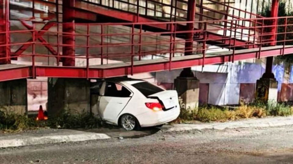 Hombre muere tras impactar su vehículo contra puente peatonal en Apodaca; investigan exceso de velocidad