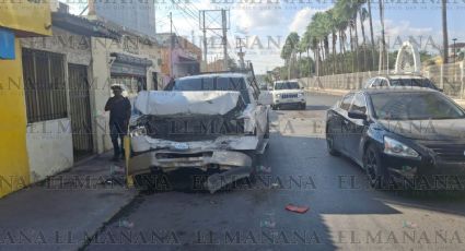 Nuevo Laredo: camioneta queda destrozada tras chocar contra camión estaquitas; conductor se distrajo un segundo