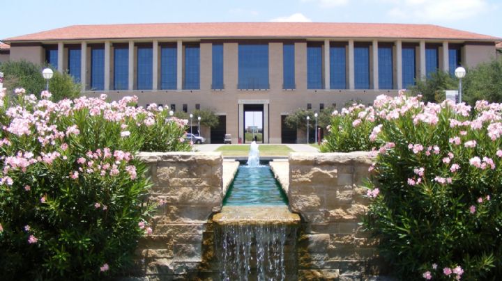 TAMIU es reconocida con el Premio Plata a la Excelencia en Energía; universidad muestra crecimiento