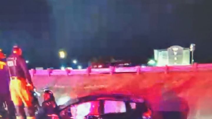 Auto termina en canal de concreto en Laredo; cierran carril izquierdo por maniobras de rescate