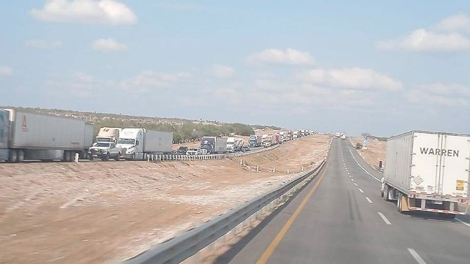 Congestionamiento en la autopista Monterrey-Nuevo Laredo