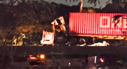 Choque frontal destroza dos tráileres en la carretera a Miguel Alemán; chofer murió entre los restos de la cabina