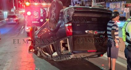 Camioneta 'vuela' contra muros en el puente de la Calzada de los Héroes; tres jóvenes salen ilesos