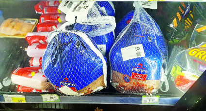Salen familias de Nuevo Laredo a ‘cazar’ pavos a supermercados
