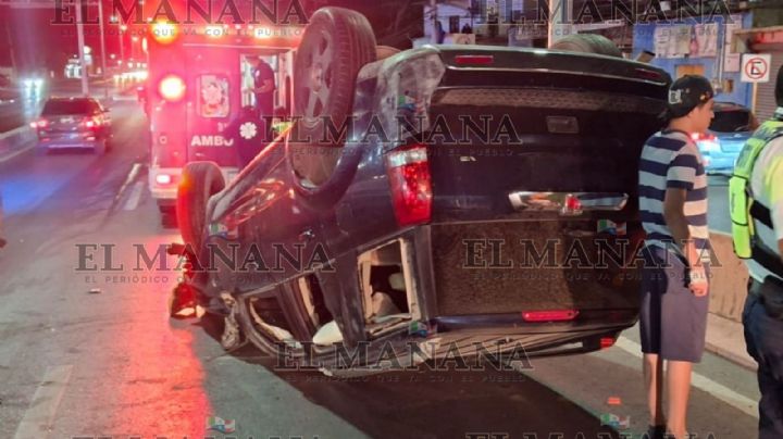 Camioneta 'vuela' contra muros en el puente de la Calzada de los Héroes; tres jóvenes salen ilesos