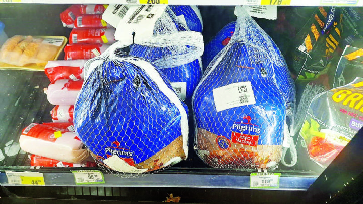 Salen familias de Nuevo Laredo a ‘cazar’ pavos a supermercados