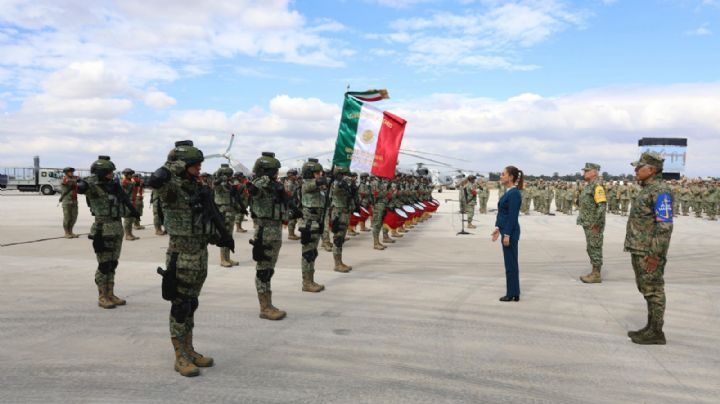 Sheinbaum entrega condecoraciones a elementos que atendieron la emergencia por lluvias en cinco estados