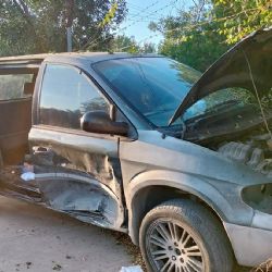 'Viernes negro' para conductora en la colonia Primavera; le destrozan su Voyager