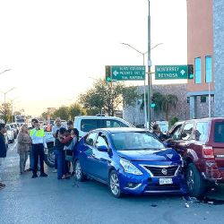 Abuelita se lleva de encuentro a dos vehículos en plena calle Reforma