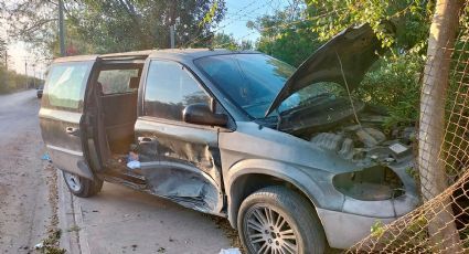 'Viernes negro' para conductora en la colonia Primavera; le destrozan su Voyager