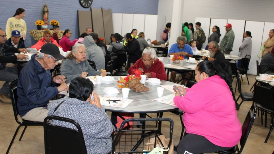 Una veintena de voluntarios, entre ellos niños y adolescentes, acudieron para servir a cada uno de los asistentes