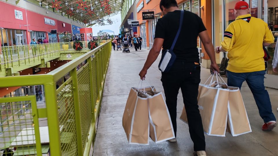 Las tiendas de The Outlets lucieron abarrotadas.