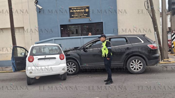 Diego se 'vuela' el alto y le pega a Diego entre Juárez y Perú; autos quedaron muy dañados
