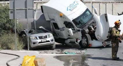 Tráiler cargado con gasolina es impactado por tren en NL; este es el saldo del accidente