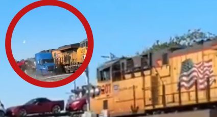 Tren embiste brutalmente a tráiler con vehículos nuevos en Texas | VIDEO