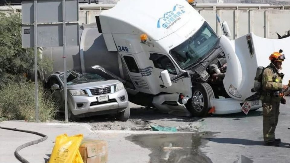 Un fuerte despliegue por parte de elementos de Protección Civil debido a un choque entre un tráiler y un tren