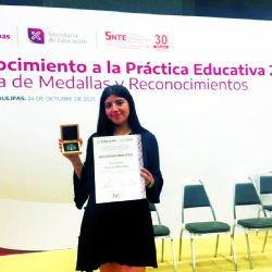 Maestra de primaria de Nuevo Laredo recibe reconocimiento de la SET