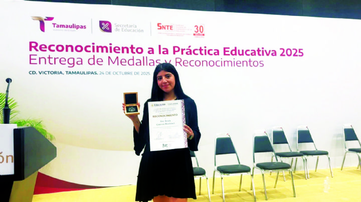 Maestra de primaria de Nuevo Laredo recibe reconocimiento de la SET