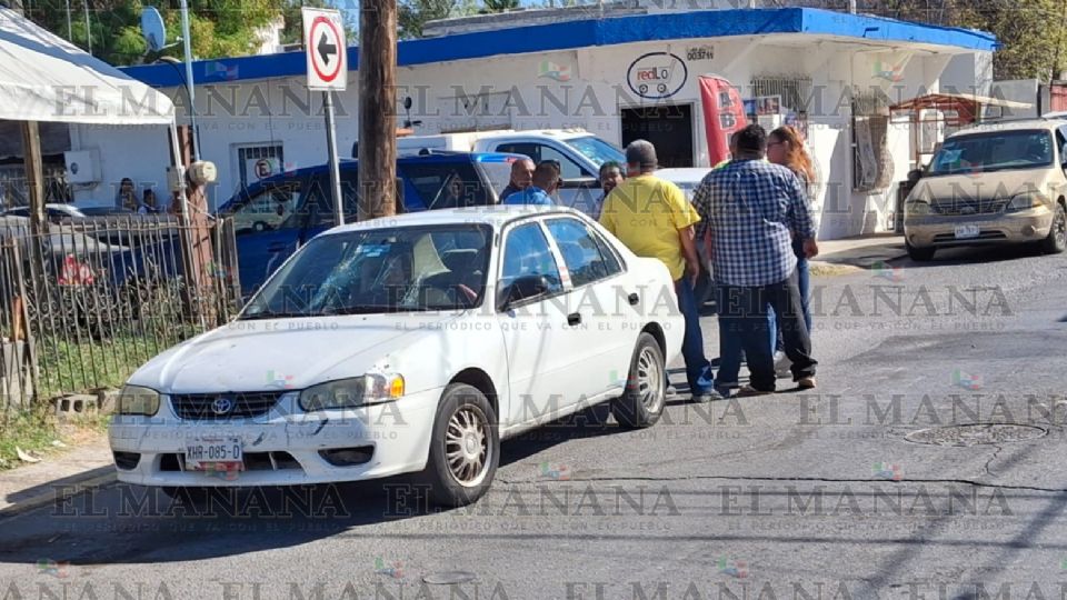 Enrique circulaba de sur a norte por la avenida América y, al llegar a la calle Gutiérrez, no realizó el alto total, por lo que fue impactado en medio del crucero por un Toyota Corolla conducido por Adriana