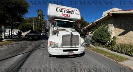 Camión de paquetería causa caos en Nuevo Laredo; poste cayó sobre un vehículo frente a escuela