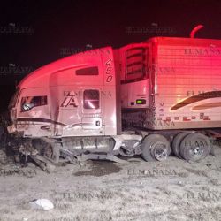 Tráiler queda destrozado en aparatoso accidente en autopista a Nuevo Laredo; ¿qué le pasó al chofer?