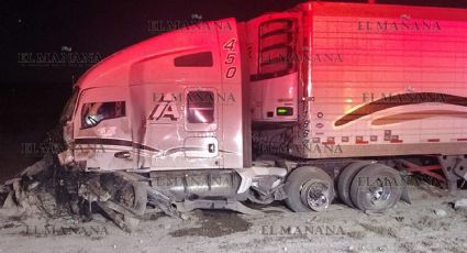 Tráiler queda destrozado en aparatoso accidente en autopista a Nuevo Laredo; ¿qué le pasó al chofer?