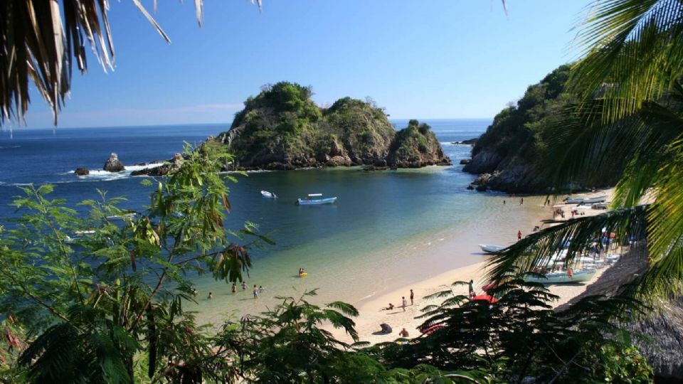 Este lugar ofrece playas vírgenes, paisajes exuberantes, comunidades pesqueras y oleaje de categoría mundial que atrae tanto a surfistas profesionales como a viajeros en busca de experiencias naturales