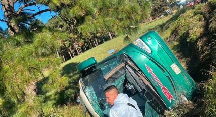 Vuelca autobús con peregrinos que se dirigían a Chalma; conductor se da a la fuga